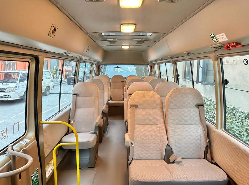 17 座考斯特租一天多少钱？